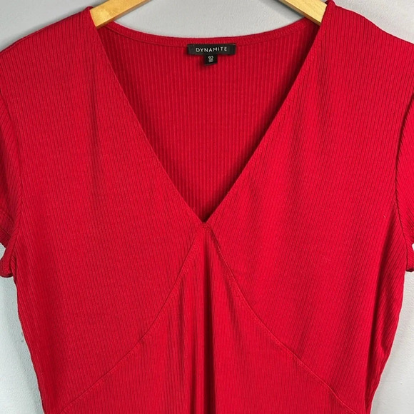 DYNAMITE Ribbed V-Neck T-Shirt Red Short Sleeve Rayon Stretch Size L - Picture 3 of 9